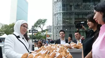 Emine Erdoğan, 'Anadoludakiler' projesinin tanıtımı için simit standını ziyaret etti