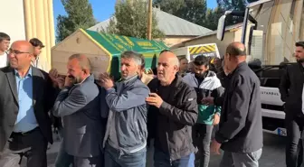 Halı Sahada Kalp Krizi Geçiren Halit Güner Hakkari'de Toprağa Verildi