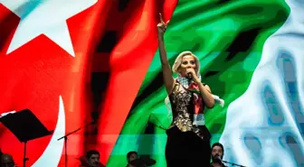 Maral, Bingöl'de 'Bir Anadolu Şenliği'nde Konser Verdi