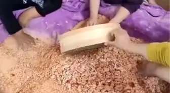Boyabatlı Kadınlar Kışlık Tarhana İçin İmece Usulü Bir Araya Geldi
