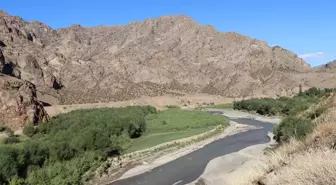 Oltu'daki Ayvalı Baraj Gölü'nün Su Seviyesi Düşüyor