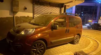 Esenyurt'ta Motosikletli Şüpheliler 3 Araç Lastiğini Patlattı