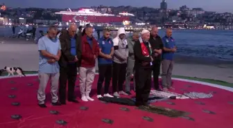 Zeytinburnu Yüzme Spor Kulübü'nden Gazze'ye Destek Yüzmesi