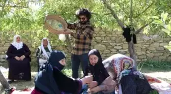 Yüksekova'da Kadınlar Taş Değirmende Geleneksel Bulgur Üretiyor