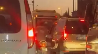 Mersin'de Motosikletli İki Kişi Trafikte Sürücüyü Darbetti