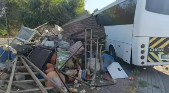 Öğrenci Servisi Kaza Yaptı: Şoför Yaralandı