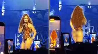 Tanga giydiğini unutan şarkıcı dev ekranda kendini görünce ne yapacağını şaşırdı