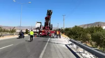 Malatya'da Karo Mozaik Yüklü Tır, Evin Bahçesine Uçtu