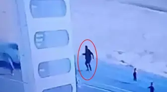 Yola fırlayan çocukları kurtarmak isterken hayatını kaybetti