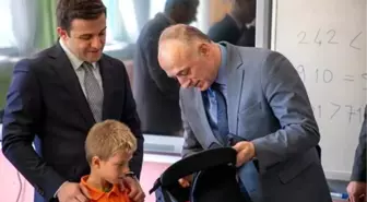 Eskişehir'de Kırsal Okul Öğrencilerine Okul Çantası Hediye Edildi