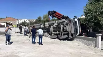 Sivas'ta Beton Mikseri Devrildi, Sürücü Hafif Yaralandı