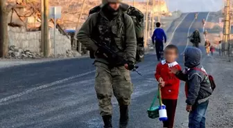 Çocuklara su veren askerler ihraç mı edildi? MSB'den tartışılan iddiaya yanıt