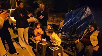 Depremzedeler Çadırlarda Doğum Günü Kutladı