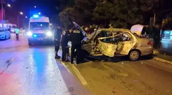 Isparta'da Kontrolden Çıkan Otomobil Refüjdeki Ağaçlara Çarptı