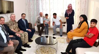Vali Varol'dan Depremzede Aileye Ziyaret