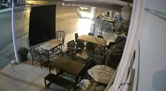 Antalya'da Kontrolden Çıkan Araç İnternet Panosuna Çarptı