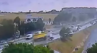 Büyükçekmece'de Hafriyat Kamyonu Devrildi, Şoför Yaralandı