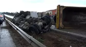 Büyükçekmece'de Yağmurlu Havada Hafriyat Kamyonu Devrildi