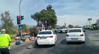 Aydın-İzmir Karayolu'nda İncir Yüklü Kamyonet ile Otomobil Çarpıştı