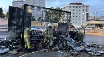 Küçükçekmece'de Kargo Yüklü Kamyonet Yangını