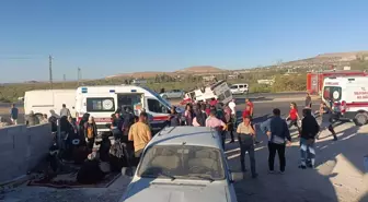 Şanlıurfa'da Tütün İşçilerini Taşıyan Minibüs Devrildi: 20 Yaralı