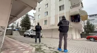 Tokat'ta Cam Silme Sırasında Denge Kaybı: Kadın Cipin Üzerine Düştü