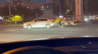 Şanlıurfa'da Polisler Arızalı Aracın Çalışması İçin Vurdurma Yöntemini Kullandı