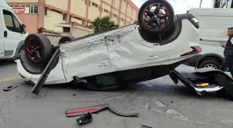 İstanbul Bahçelievler'de Minibüs Otomobile Çarptı: 2 Yaralı