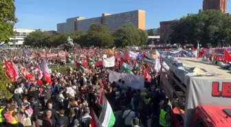 Berlin'de On Binlerce Kişi Gazze İçin Protesto Düzenledi