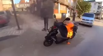 Bursa'da Park Halindeki Motosiklet Alev Aldı, Vatandaş Su ile Söndürdü