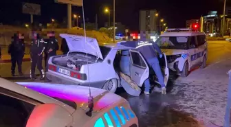 Kayseri'de 'Dur' İhtarina Uymayan Şahıs, Polis Otosuna Çarptı: 2 Polis Yaralı