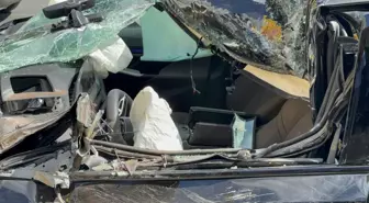 Küçükçekmece'de Otomobil TIR'a Çarptı, Sürücü Sıkıştı