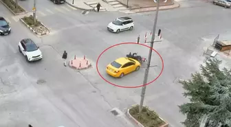 Merzifon'da Ticari Taksi ile Motosiklet Çarpıştı: 2 Yaralı