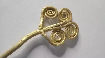 Troya'da 4.500 Yıllık Altın Broş ve Yeşim Taşı Bulundu
