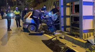 Üst geçide çarpan otomobil ortadan ikiye katlandı: 2 kişi can verdi