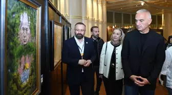 Bakan Ersoy eşiyle Beyoğlu'nda sanat turuna çıktı