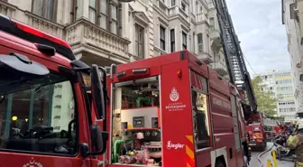 İstanbul Beyoğlu'nda Otel Yangını Kontrol Altına Alındı