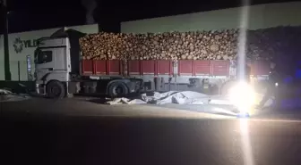 Mudurnu'da Park Halindeki TIR'a Çarpan Otomobil Sürücüyü Hayatından Etti