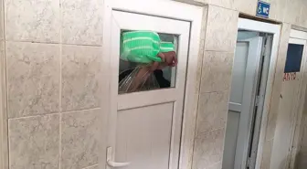 Cami tuvaletinin camını yumrukla parçaladı, kolu kanlar içinde asılı kaldı