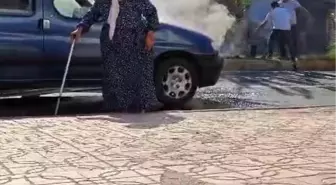 Diyarbakır'da Hafif Ticari Araç Alev Aldı, Yangın Söndürüldü