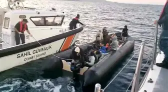 İzmir Açıklarında 32 Düzensiz Göçmen Yakalandı, 35'i Kurtarıldı