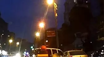 Kadıköy'de Hafif Ticari Araç ile Motosiklet Çarpıştı