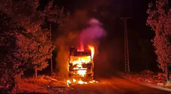 Adıyaman'da Park Halindeki Kamyon Yangın Çıkardı
