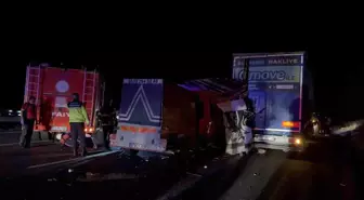 Mersin'de Tarım İşçilerini Taşıyan Minibüs Tıra Çarptı: 3 Ölü, 16 Yaralı