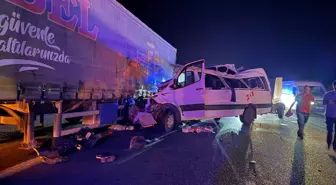 Mersin'de Tarım İşçilerini Taşıyan Minibüs TIR'a Çarptı: 3 Ölü, 16 Yaralı