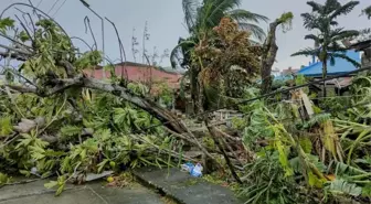 Vietnam'da Bualoi Tayfunu Nedeniyle 250 Bin Kişi Tahliye Ediliyor