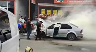 Adana'da Hareket Halindeki Otomobil Alev Aldı