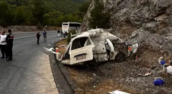 Antalya'da Otobüs ile Hafif Ticari Araç Çarpıştı: 1 Ölü, 1 Yaralı