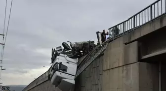 İzmir'de Yağmur Nedeniyle Devrilen TIR'a Kurtarma Operasyonu