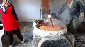 Yağcık Köyü'nde Eski Usul Üzüm Pekmezi Geleneği Devam Ediyor